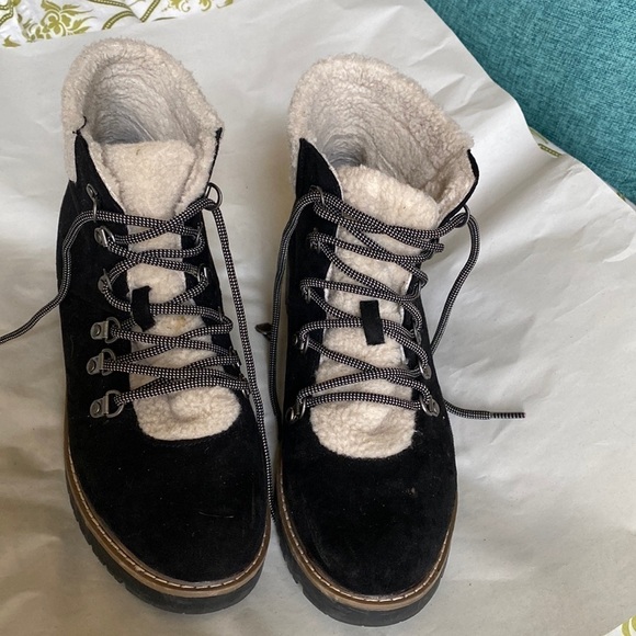 Cliffs By White Mountain Booties Women’s Sherpa lined Suede leather Size 10 M - Picture 1 of 10